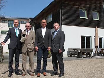 Freuen sich über die Zusammenarbeit: Landrat Thomas Bold (von rechts), Bürgermeister Gerd Kleinhenz, Thorn Plöger (Geschäftsführer Rhön GmbH) und Klaus Spitzl vom Verein Naturpark und Biosphärenreservat Bayerische Rhön; Foto: Ulrike Müller