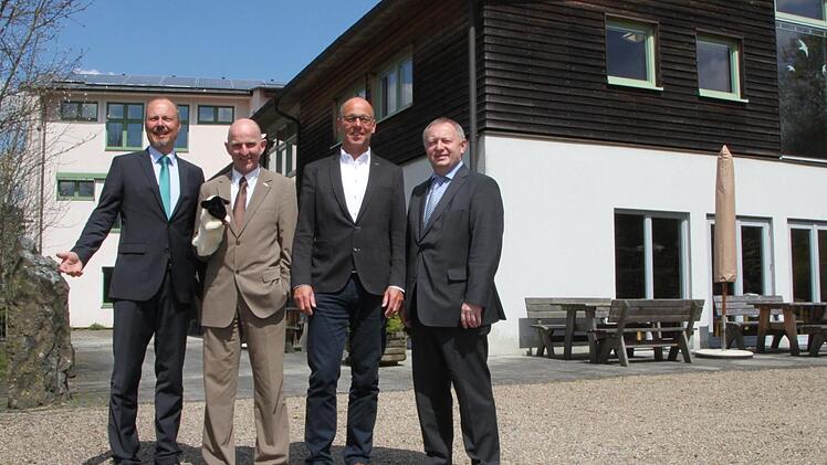 Freuen sich über die Zusammenarbeit: Landrat Thomas Bold (von rechts), Bürgermeister Gerd Kleinhenz, Thorn Plöger (Geschäftsführer Rhön GmbH) und Klaus Spitzl vom Verein Naturpark und Biosphärenreservat Bayerische Rhön; Foto: Ulrike Müller