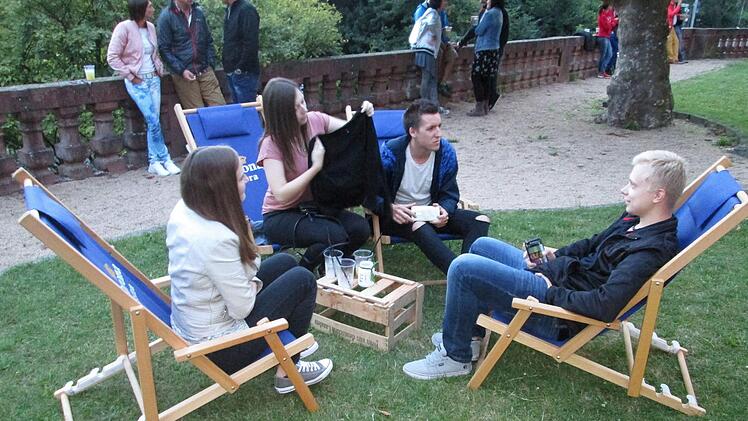 Chillen bei Cocktail und Elektromusik: Erstmals bot der FC eine eigene Party für die Jugend im Garten des Kellereischlosses.  Foto: Winfried Ehling