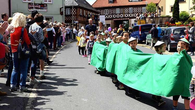 Eine m&auml;chtige gr&uuml;ne Raupe zog dabei ebenfalls die Blicke auf sich. Foto: Dieter Radziej