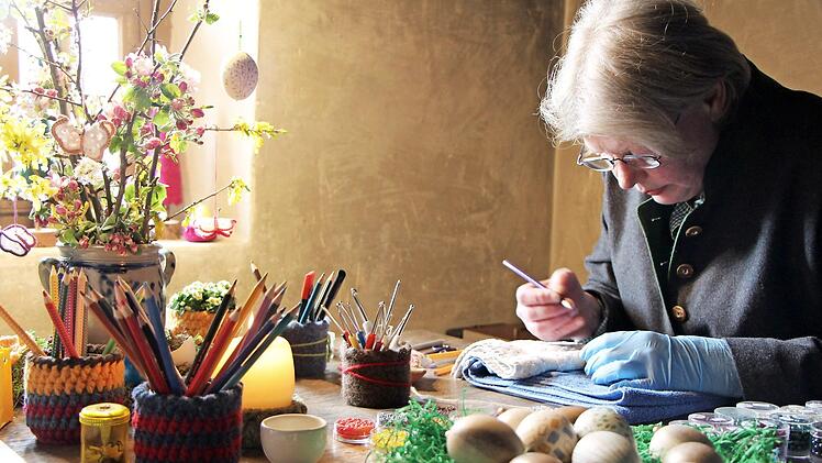 In den Bauernstuben werden am Osterwochenende unterschiedlichste Verzierungsarten f&uuml;r Ostereier vorgef&uuml;hrt. Fotos: Ute Rauschenbach