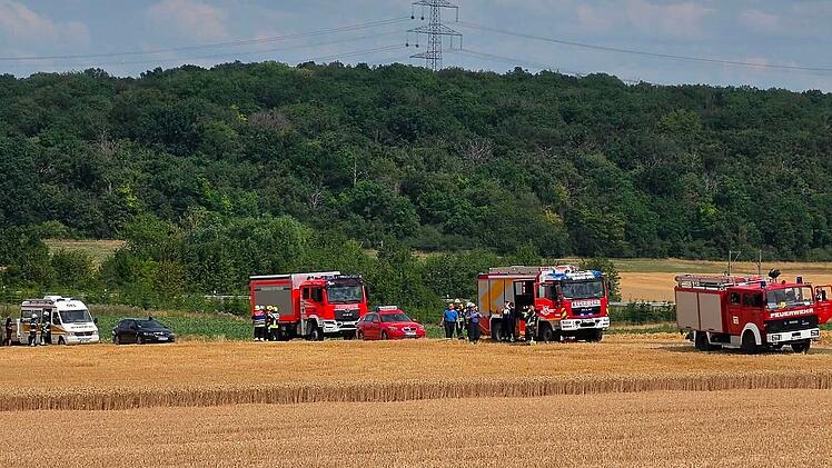 Ein Feld im Landkreis W&uuml;rzburg steht in Flammen