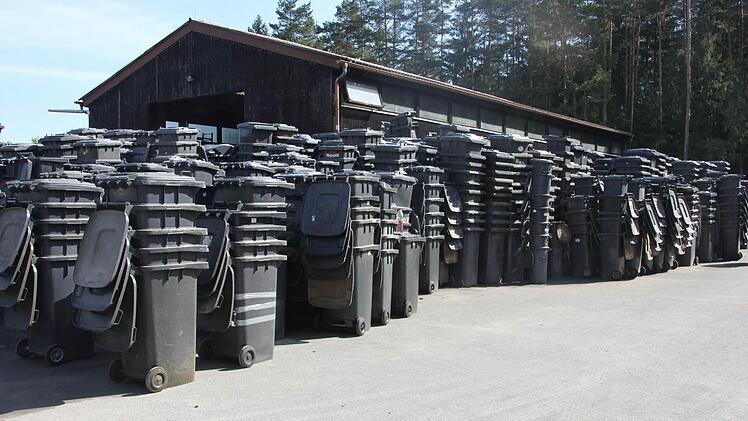 Tausende alte graue Tonnen stapeln sich derzeit auf dem Kreisbauhof in Birkach. Fotos: Corinna Igler