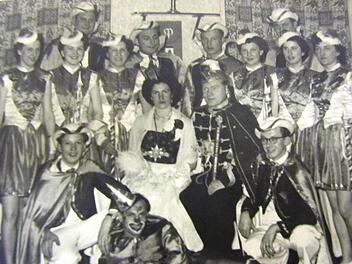 Faschingstreiben der Session 1949/50: Unser Bild zeigt das Prinzenpaar Fritz und Gretel Schott mit Clown Hans Schuberth (vorne) und den Damen und Herren der Prinzengarde. Reproduktionen: Karl Holhut