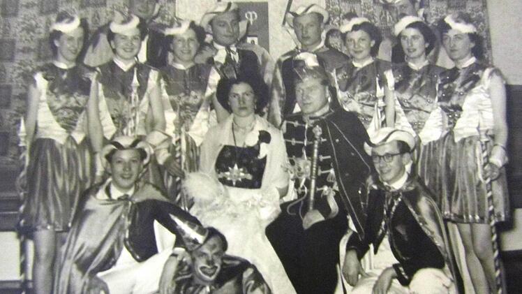 Faschingstreiben der Session 1949/50: Unser Bild zeigt das Prinzenpaar Fritz und Gretel Schott mit Clown Hans Schuberth (vorne) und den Damen und Herren der Prinzengarde. Reproduktionen: Karl Holhut