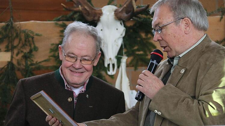 Harm Humburg (rechts) gratulierte seinem Amtsvorgänger Christoph Frucht zur Ernennung zum Ehrenvorsitzenden.