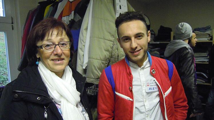 Helga Vierheilig und Helal Abdulghani im Caritas-Kramlädchen. Foto: Julia Raab