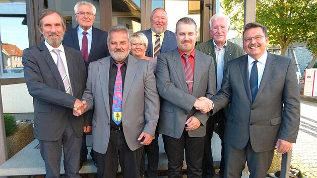 Stelldichein der amtierenden und ehemaligen B&uuml;rgermeister bei der Verabschiedung Luthardts (von links): Martin Rauscher, Kurt Bernreuther, Arno Luthardt, Elke Luthardt, Walter Esch, Michael He&szlig;, G&uuml;nther Kolb, J&uuml;rgen Wittmann. Foto: Lothar Weidner