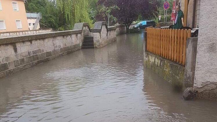 Auch die Alte Bamberger Straße stand unter WasserFoto: Feuerwehr Kronach