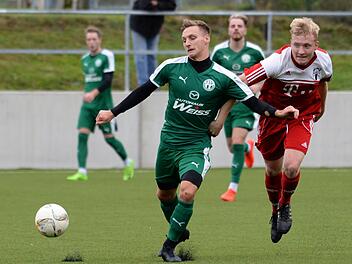 Zuletzt war der TSV Neudrossenfeld mit Hannes Greef (links) von seinem Gegner (hier: Frederik Schmidt-Hofmann vom FSV Bayreuth) nicht zu stoppen. Auch bei Kellerkind VfL Frohnlach will der TSV immer einen Schritt voraus sein. Foto: Peter Mularczyk