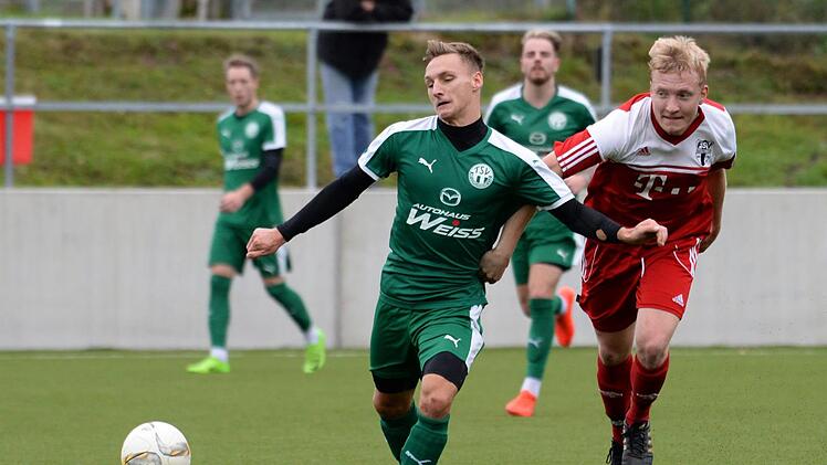 Zuletzt war der TSV Neudrossenfeld mit Hannes Greef (links) von seinem Gegner (hier: Frederik Schmidt-Hofmann vom FSV Bayreuth) nicht zu stoppen. Auch bei Kellerkind VfL Frohnlach will der TSV immer einen Schritt voraus sein. Foto: Peter Mularczyk