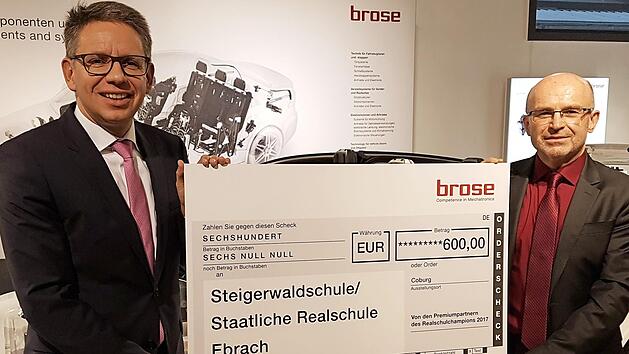 Brose-Ausbildungsleiter Michael Stammberger (links) und der Ministerialbeauftragte f&uuml;r die Realschulen, Johannes Koller, mit dem Scheck f&uuml;r die Staatliche Realschule Ebrach.  Foto: Ulrike Nauer