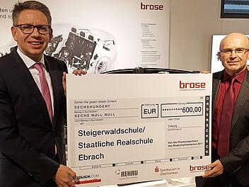 Brose-Ausbildungsleiter Michael Stammberger (links) und der Ministerialbeauftragte f&uuml;r die Realschulen, Johannes Koller, mit dem Scheck f&uuml;r die Staatliche Realschule Ebrach.  Foto: Ulrike Nauer