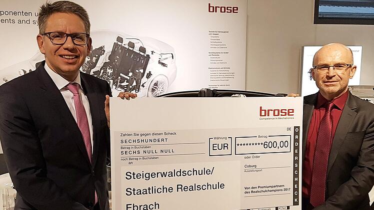 Brose-Ausbildungsleiter Michael Stammberger (links) und der Ministerialbeauftragte f&uuml;r die Realschulen, Johannes Koller, mit dem Scheck f&uuml;r die Staatliche Realschule Ebrach.  Foto: Ulrike Nauer