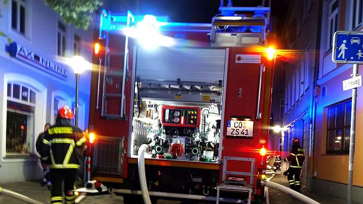 Im Dachgeschoss eines Hauses im Coburger Steinweg war in der Nacht zum Freitag ein Brand ausgebrochen. Mit einem Großeinsatz löschte die Feuerwehr die Flammen und brachte die Bewohner in Sicherheit.Foto: Jochen Berger