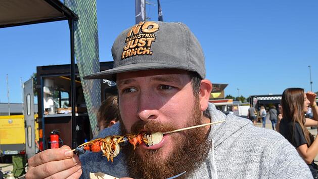 Beim Foodtruck-Festival in Forchheim standen auch Mehlwürmer und Heuschrecken auf dem Speiseplan. Steffen traut sich und gönnt sich einen Mehlwurm. Alle Fotos: Sonja Hofmann