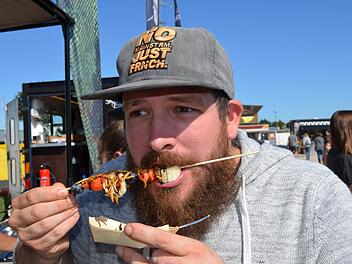 Beim Foodtruck-Festival in Forchheim standen auch Mehlw&uuml;rmer und Heuschrecken auf dem Speiseplan. Steffen traut sich und g&ouml;nnt sich einen Mehlwurm. Alle Fotos: Sonja Hofmann
