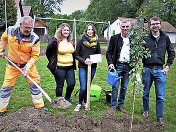 Unser Bild zeigt (von links -  Bauhofmitarbeiter Harald Fischer, Schriftführerin Sandra Degelmann, Bezirksvorsitzende Chiara Hartmann, Bürgermeister Siegfried Decker und Michael Kießling vom Bezirksvorstand der Landjugend. Foto: Werner Reißaus