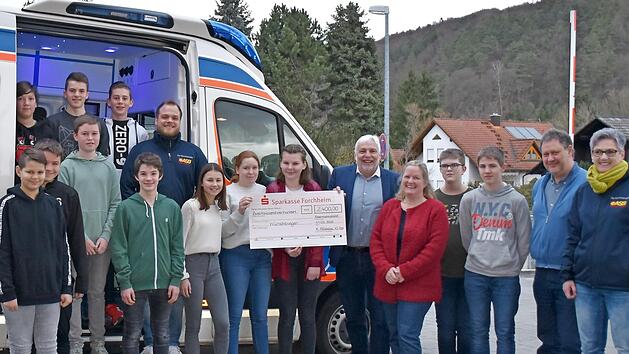 Der symbolische Scheck wurde von den Weihnachtsmarktinitiatoren Helmut Weininger, Schulleiter Harald Pitter und Stellvertreterin Kerstin Eichhorn zusammen mit engagierten Sch&uuml;lerinnen und Sch&uuml;lern ASB-Mitarbeiter Lukas H&auml;nsch und Anke Bernard &uuml;bergeben. Foto: privat
