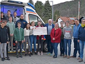 Der symbolische Scheck wurde von den Weihnachtsmarktinitiatoren Helmut Weininger, Schulleiter Harald Pitter und Stellvertreterin Kerstin Eichhorn zusammen mit engagierten Sch&uuml;lerinnen und Sch&uuml;lern ASB-Mitarbeiter Lukas H&auml;nsch und Anke Bernard &uuml;bergeben. Foto: privat