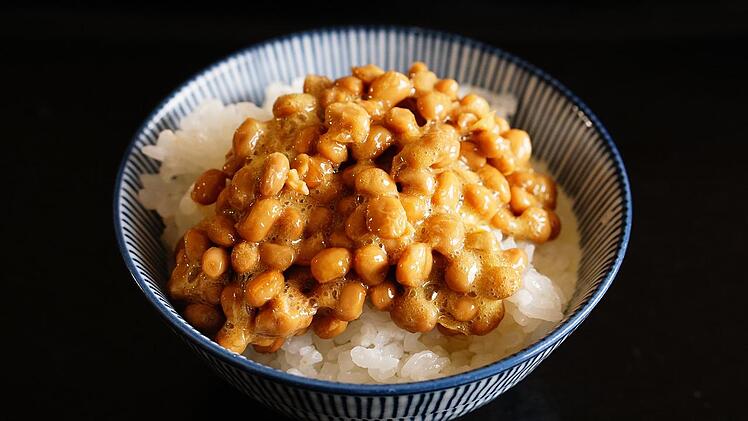 Natto wird oft mit Reis zum Frühstück gegessen.