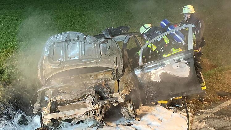 Landkreis Lichtenfels: Ein Schwerverletzter (20) nach Autounfall - Wagen prallt gegen Baum und fängt Feuer