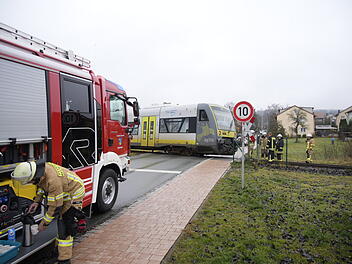 Auto im Kreis Bamberg von Zug erfasst - Bahn einfach übersehen?