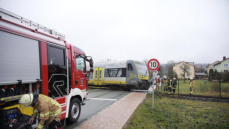 Auto im Kreis Bamberg von Zug erfasst - Bahn einfach übersehen?