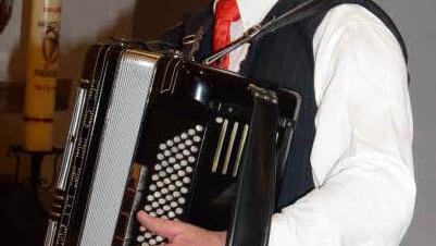 Ehrenchorleiter Georg Wolf von der Eisenbahnsinggruppe "Frohsinn" Pressig hatte die Gesamtleitung des Adventskonzerts.