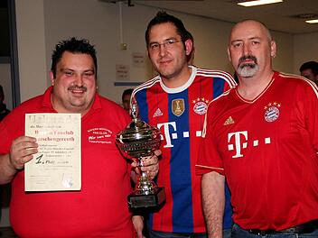 Und zum Schluss gab es Pokale: Freizeitfußballturnier der Bayern-Fanclubs in Adelsdorf.  Fotos: Johanna Blum