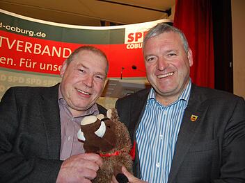 Thomas Rausch (links) feierte gestern sein Comeback als großer Redner. Weitere Gäste beim politischen Aschermittwoch der SPD waren Eberns Bürgermeister Jürgen Hennemann sowie dessen Maskottchen, der "Eberner Eber", der auf den Namen "Lützel" hört und sogar eine eigene Facebookseite hat. Foto: Oliver Schmidt