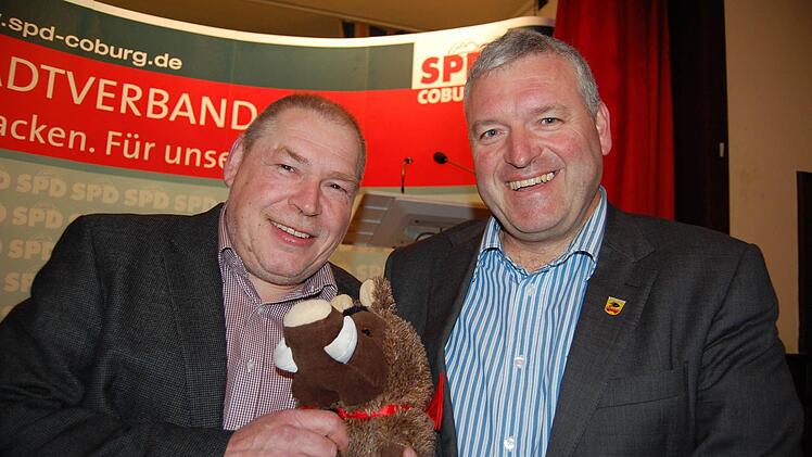Thomas Rausch (links) feierte gestern sein Comeback als großer Redner. Weitere Gäste beim politischen Aschermittwoch der SPD waren Eberns Bürgermeister Jürgen Hennemann sowie dessen Maskottchen, der "Eberner Eber", der auf den Namen "Lützel" hört und sogar eine eigene Facebookseite hat. Foto: Oliver Schmidt