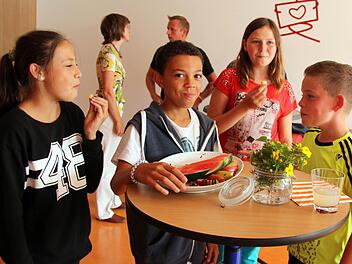 Kevin Meister, Ines Oppel, Tevis Zeigler und Ana Moore (von rechts) lassen sich Melonenstücke und Apfelschnitze schmecken, während Coach Hiltrud Drachenberg und Caterer Ronny Schmidt im Hintergrund das Erreichte besprechen.Foto: Bettina Knauth