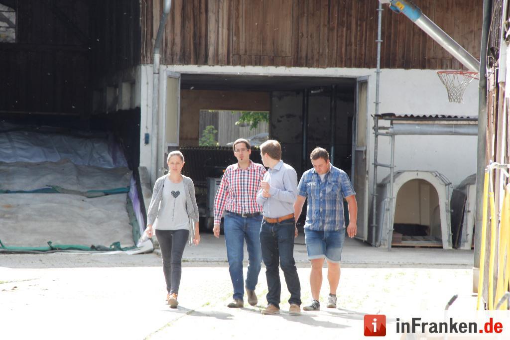 Schweiß im Stall: Making-Of vom Jungbauernkalender 2017