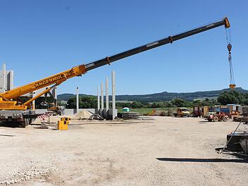 Die Baustelle der Firma Rösler in Hausen. Die Arbeit in dem neuen Gebäude soll schon 2017 aufgenommen werden. Foto: Popp