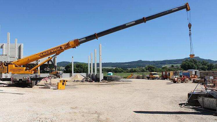 Die Baustelle der Firma Rösler in Hausen. Die Arbeit in dem neuen Gebäude soll schon 2017 aufgenommen werden. Foto: Popp