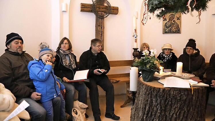 Vor der Kapelle untermalte das Damenquartett Hornissima Parforce die vorweihnachtliche Zusammenkunft. Im behaglichen Inneren der Kapelle "Achtsam am Weg" fanden sich Gläubige der Pfarrei Effeltrich ein zu zum Gebet und Gesang.  Fotos: Franz Galster
