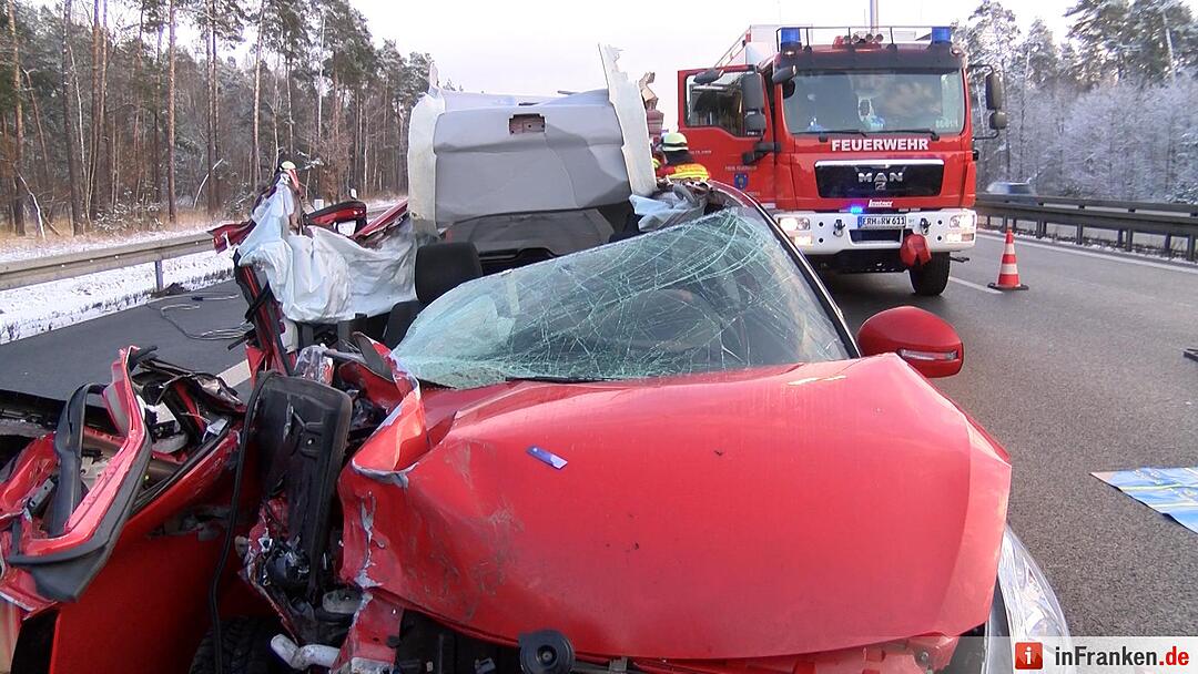 Schwerer Verkehrsunfall auf A3 bei Tennenlohe