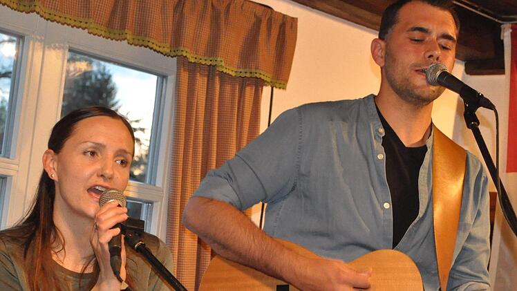 Immer gut gelaunt mit ein bisschen Oldies, bisschen Country: Benny & Ansch (Benjamin Albrecht, Anja Müller).