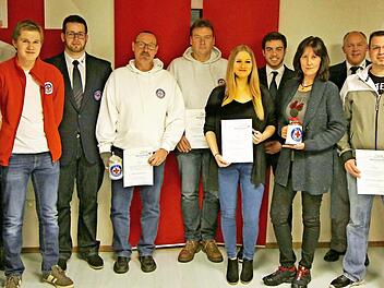 Innerhalb der Wasserwacht-Ortsgruppe Michelau gab es mehrere Ehrungen. Von links: Andreas Wolfram, Sebastian Hoffer (Vorsitzender), Jan Stadter (Wachkönig), Tobias Zirkelbach (Technischer Leiter, Wachkönig), Robert Kolb, Dieter Pohl (30 Jahre), Diana Hümmer (20 Jahre), Christoph Müller (Wachkönig), Corinna Hanft (20 Jahre), Oliver Naumann (stellvertretender Vorsitzender), Marc Stephan (30 Jahre), Jan Fischer (stellvertretender technischer Leiter) Foto: Klaus Gagel