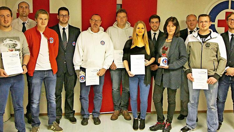 Innerhalb der Wasserwacht-Ortsgruppe Michelau gab es mehrere Ehrungen. Von links: Andreas Wolfram, Sebastian Hoffer (Vorsitzender), Jan Stadter (Wachkönig), Tobias Zirkelbach (Technischer Leiter, Wachkönig), Robert Kolb, Dieter Pohl (30 Jahre), Diana Hümmer (20 Jahre), Christoph Müller (Wachkönig), Corinna Hanft (20 Jahre), Oliver Naumann (stellvertretender Vorsitzender), Marc Stephan (30 Jahre), Jan Fischer (stellvertretender technischer Leiter) Foto: Klaus Gagel