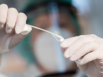 In Bamberg ist die Zahl der Corona-Infektionen sprunghaft gestiegen. Grund dafür ist ein Ausbruch in einer Anker-Einrichtung. (Symbolfoto)