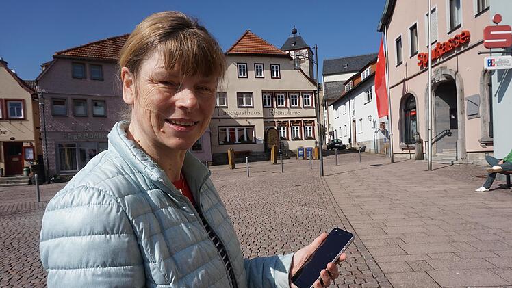 Andrea Schmitt, die Leiterin des Studienhauses im Schullandheim am  Bauersberg, hat die Bischofsheimer Stadtrallye digitialisiert und für  jedermann zugänglich gemacht. Foto: Marion Eckert