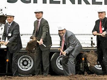 IHK-Geschäftsführer Siegmar Schnabel, Schenker-Vorstandsvorsitzender Hansjörg Rodi, Geschäftsstellenleiter Harald Scheler und Coburgs Oberbürgermeister Norbert Kastner (von links) ließen beim symbolischen Spatenstich die Erde fliegen. Foto: Simone Bastian