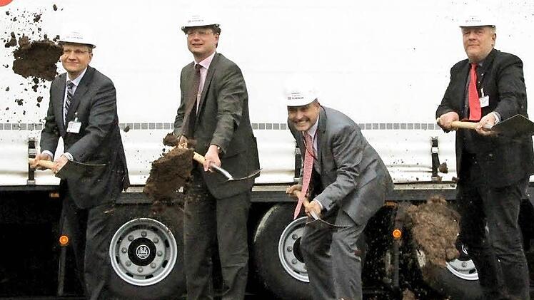 IHK-Geschäftsführer Siegmar Schnabel, Schenker-Vorstandsvorsitzender Hansjörg Rodi, Geschäftsstellenleiter Harald Scheler und Coburgs Oberbürgermeister Norbert Kastner (von links) ließen beim symbolischen Spatenstich die Erde fliegen. Foto: Simone Bastian
