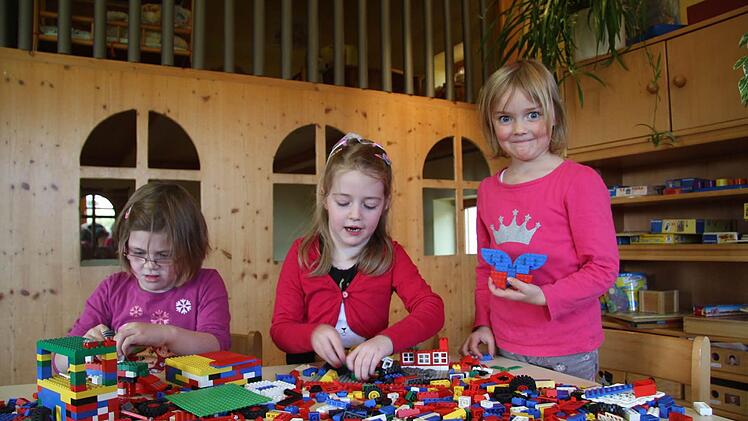 Auch bei den Kindergartenkindern ist Bauen das große Thema: Emma Zeitler (5), Viktoria Steger (6) und Leonie Wallsteiner (5) zeigen, was sie alles so aus Lego bauen können. Fotos: Sonja Adam