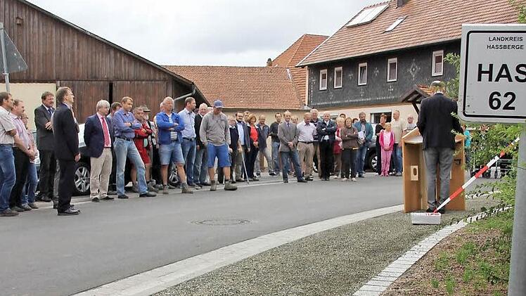 Die Kreisstraßen HAS 43 und 62, die durch Dürrenried führen, wurden ausgebaut und im Zuge der Arbeiten auch mehrere Maßnahmen umgesetzt, um das Ortsbild zu verschönern. Fotos: Ralf Kestel