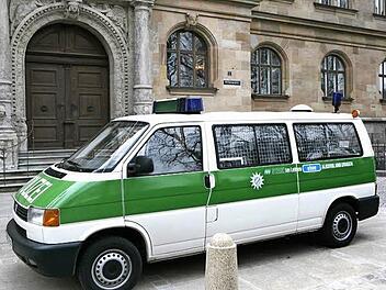 Ein Polizeifahrzeug vor dem Bamberger Justizpalast am Wilhelmsplatz Symbolfoto: Matthias Hoch