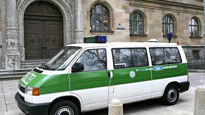 Ein Polizeifahrzeug vor dem Bamberger Justizpalast am Wilhelmsplatz Symbolfoto: Matthias Hoch