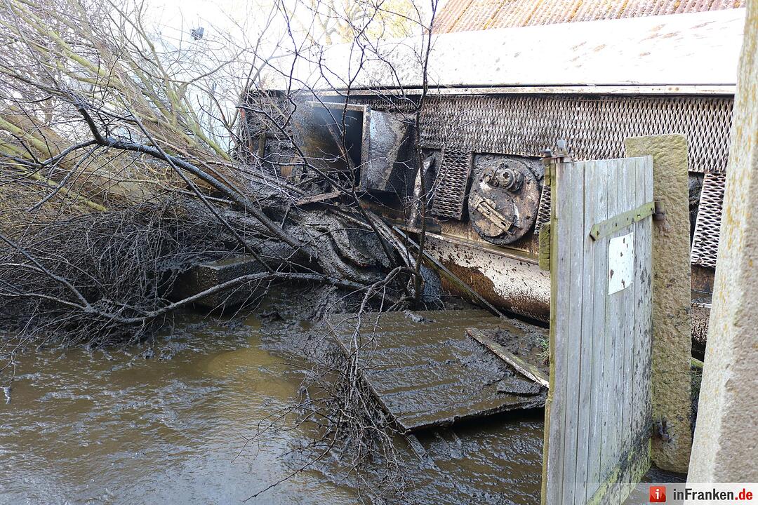 Mit 25.000 Liter Guelle beladener Lkw kippt um